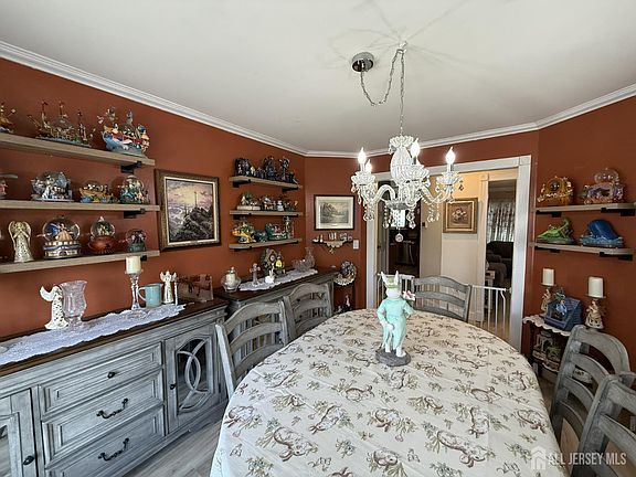 3rd image of 15 Sutton Pl