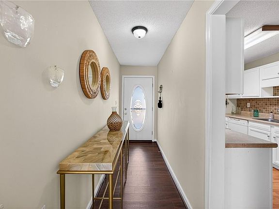 5th image of 368 Fox Creek Ln
