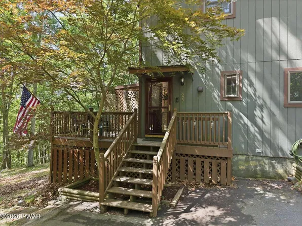 677 Clubhouse Dr, East Stroudsburg, PA 18302