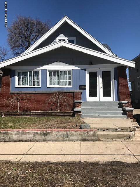 1st image of 121 Corinne St SW