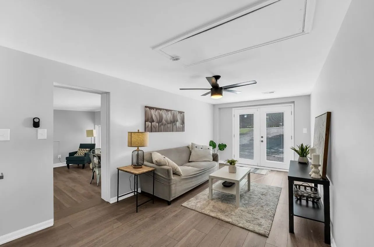 6 bed, 2502 sqft, $9,900 — Photo 2