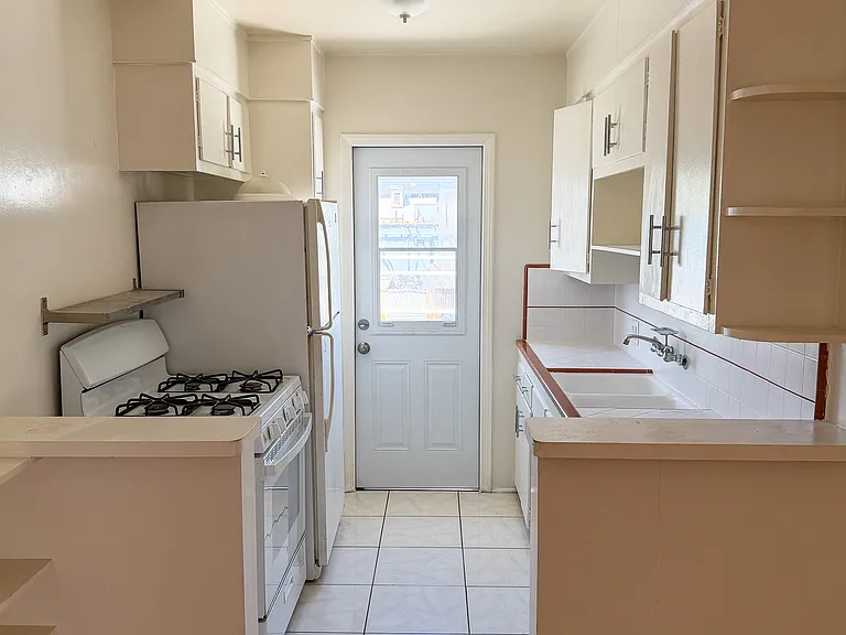 8217 Blackburn Ave #9 — Photo 7