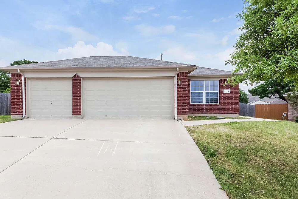 4 bed, 3.0 bath, 1818 sqft, $2,555 — Photo 1