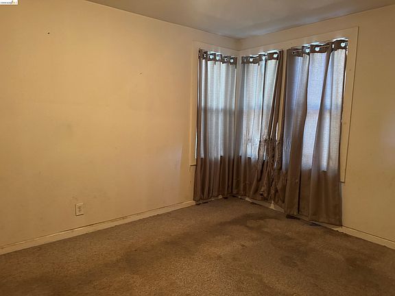 5th image of 27 Robinson Ave
