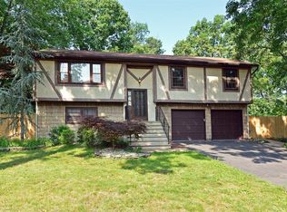 25 Sherwood Ln, Old Bridge, NJ 08857
