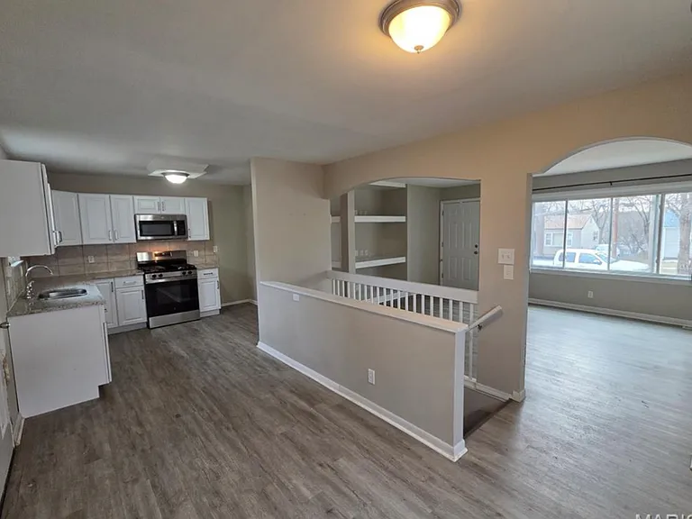 945 Edgehill Dr — Photo 4
