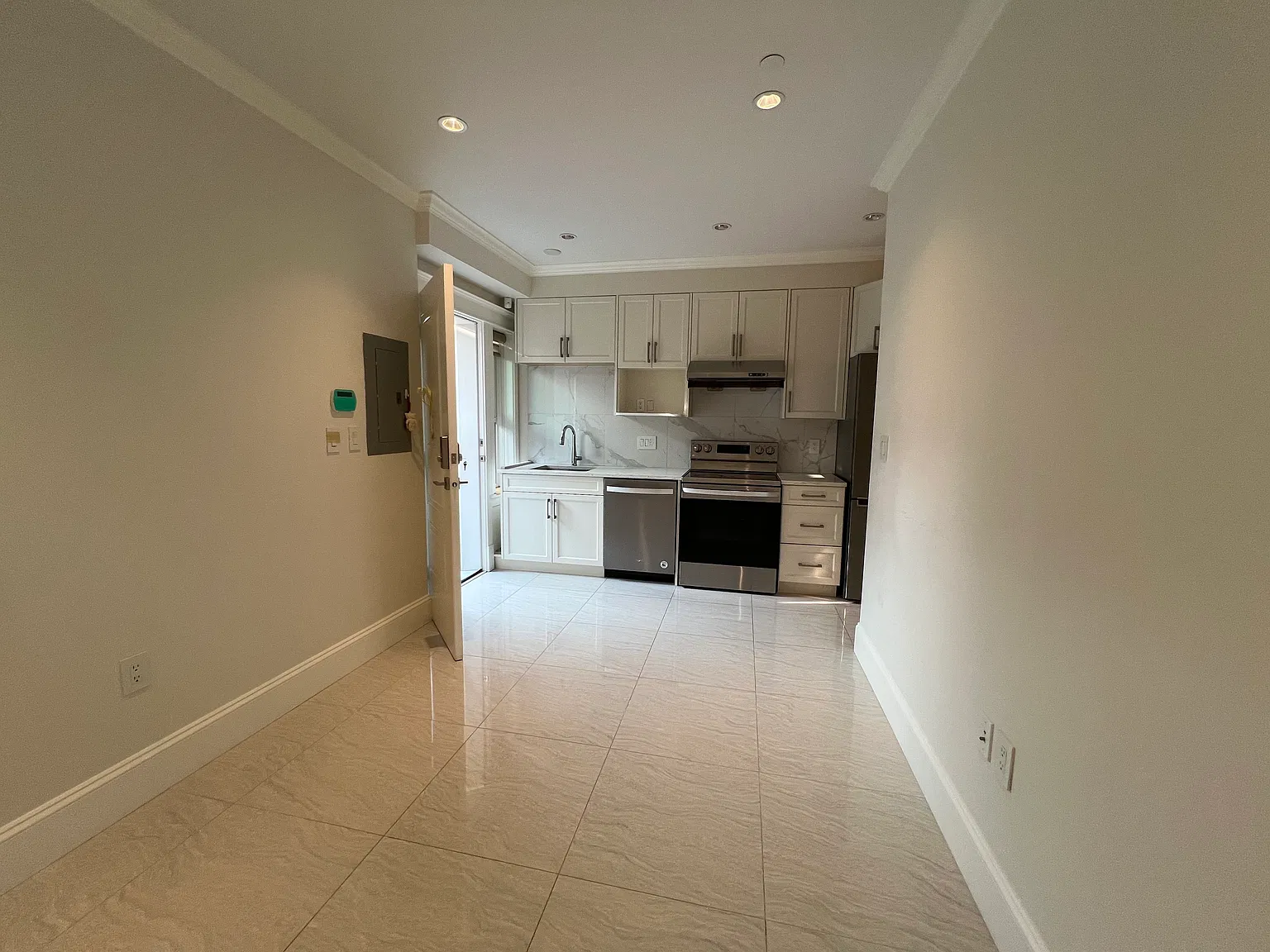 2 bed, 650 sqft, $1,900 — Photo 3