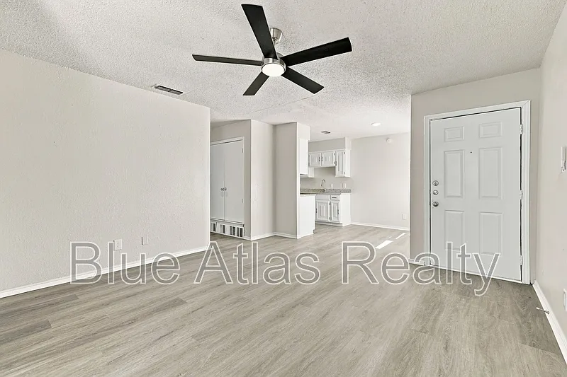 3 bed, 2.0 bath, 1030 sqft, $1,350 — Photo 3