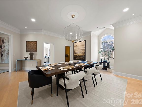 4th image of 974 Queens Rd