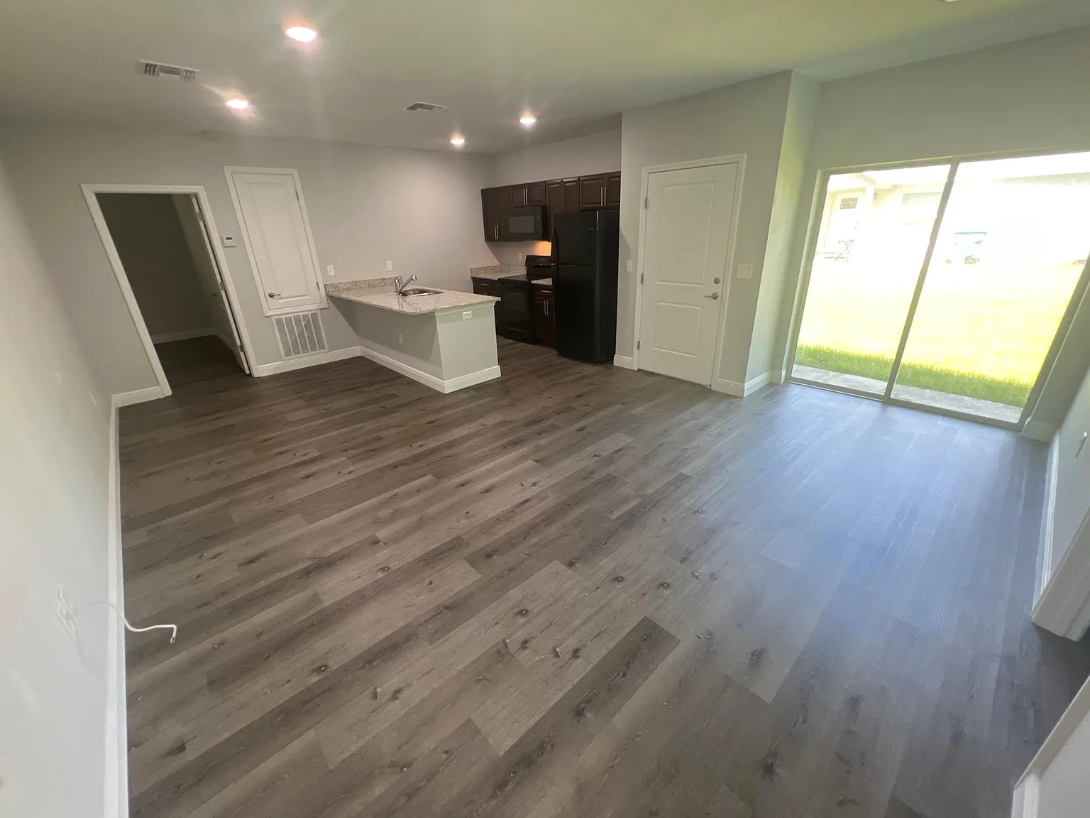2261 Florida Dr — Photo 2