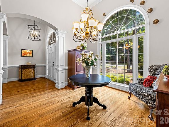 4th image of 2316 Caernarfon Ln