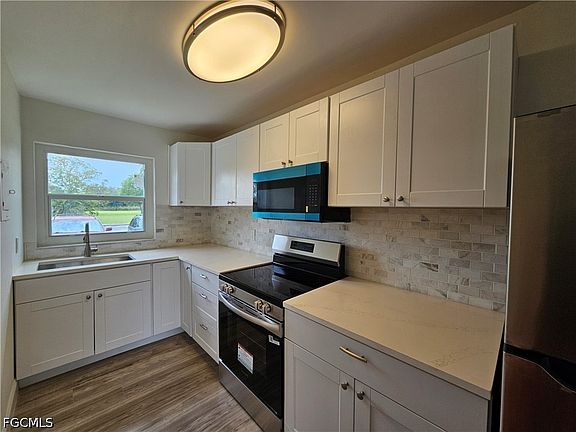 2nd image of 864 Courtington Ln #12