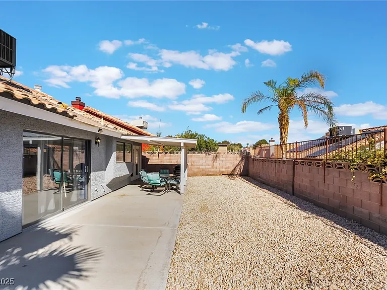 7076 Gunslinger St — Photo 32