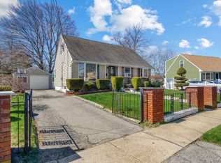 5 S Ronald Drive S, Amityville, NY 11701