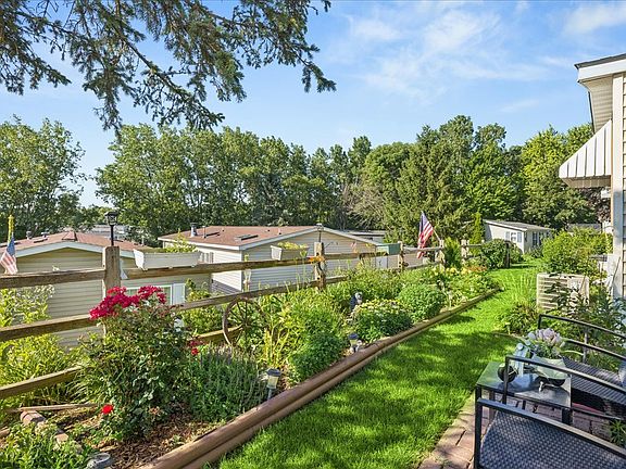 3rd image of 726 Hillcrest Ln