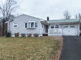 25 Greenbriar Ln, Newtown, CT 06470