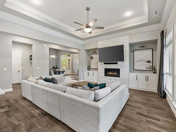 4th image of 404 Torrance Dr