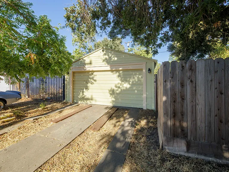 303 E Arcade St — Photo 16