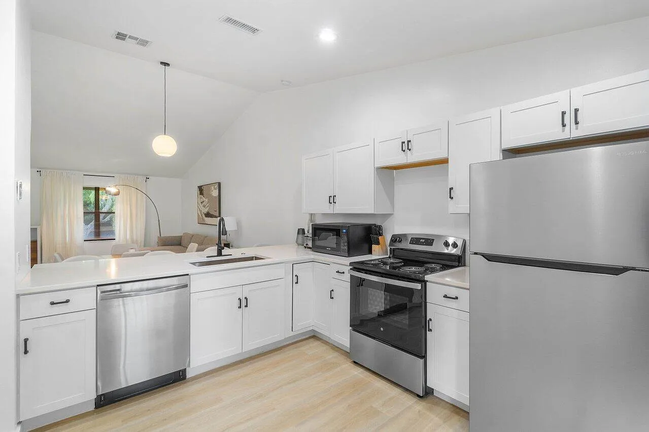 2 bed, 2.0 bath, 1180 sqft, $5,950 — Photo 3