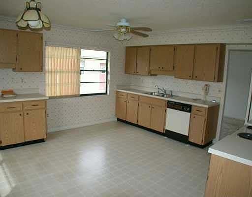 Kitchen with ceiling fan