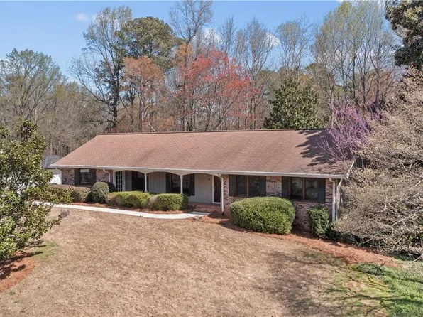 1055 Hunterhill Dr, Roswell, GA 30075