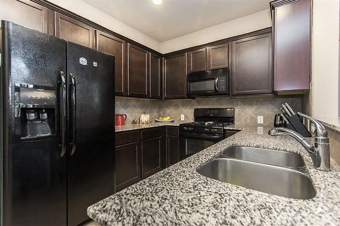 3 bed, 2.5 bath, 1889 sqft, $2,495 — Photo 3
