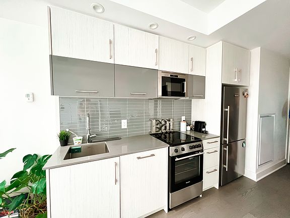 5th image of 255 Bay St #809