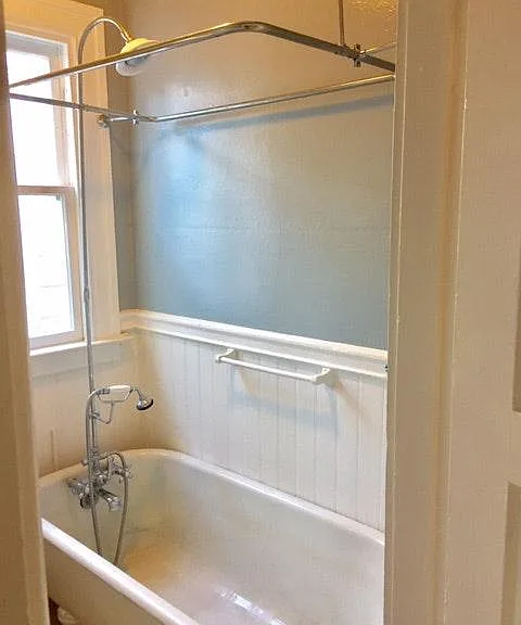 Bathroom clawfoot tub