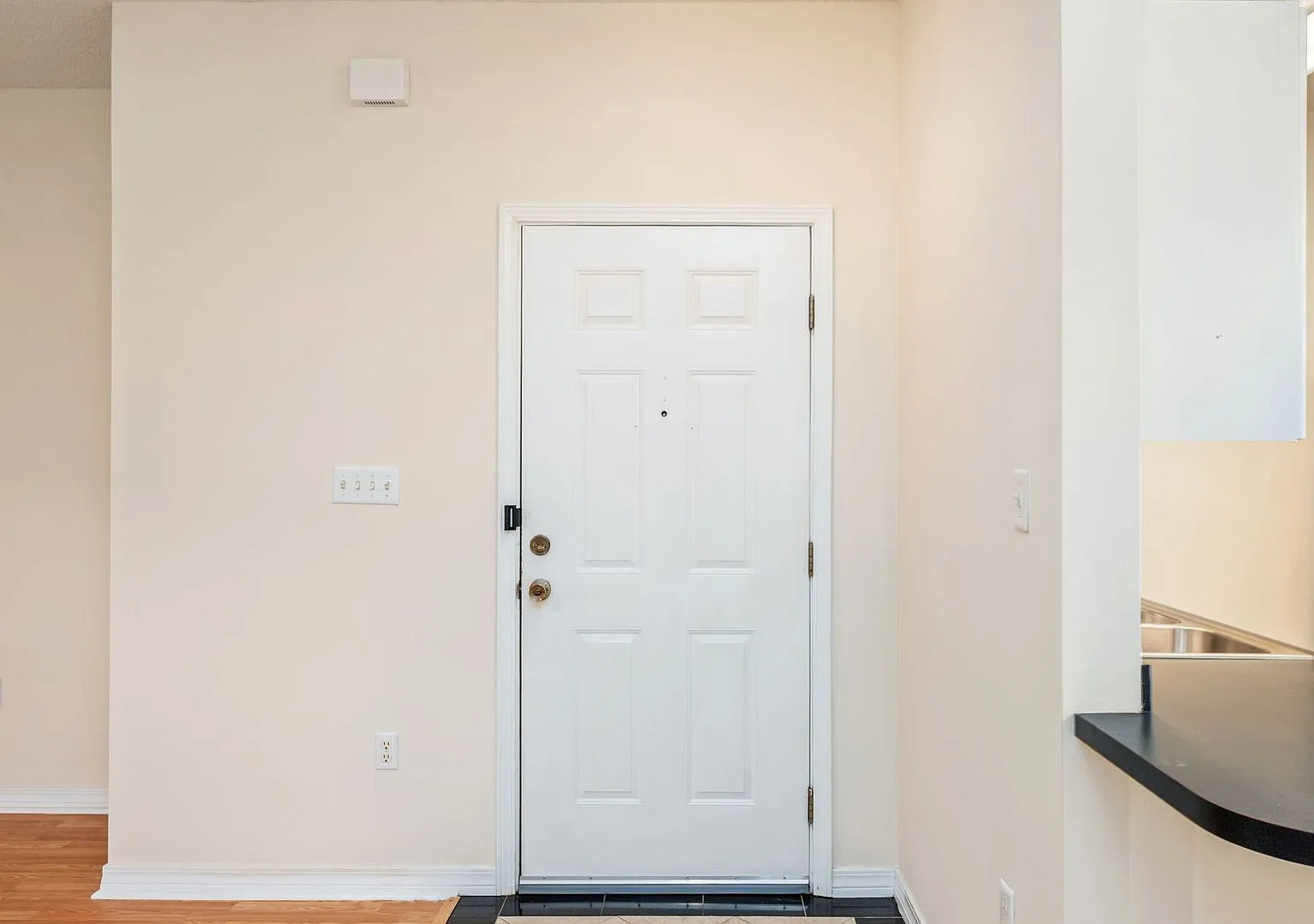 Spacious 2-Bedroom Condo at The Oaks Prime Location with Community Pool — Photo 3