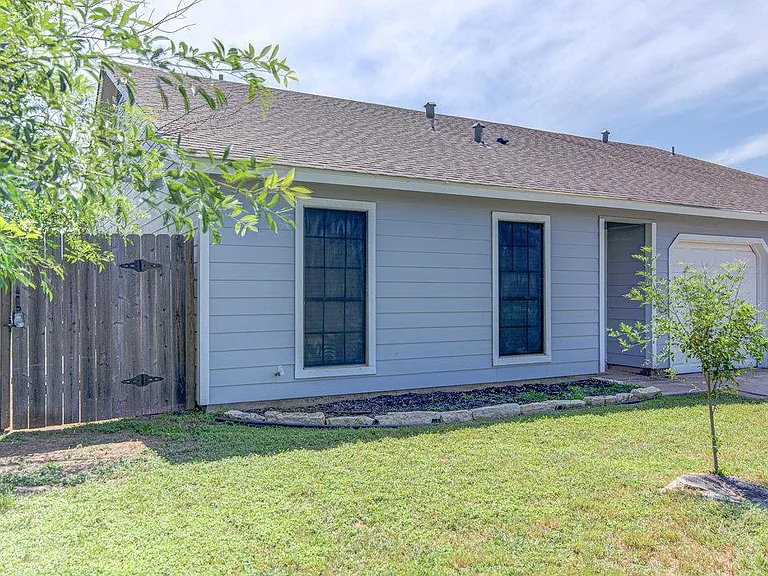 1603 Dale Cv #A — Photo 2
