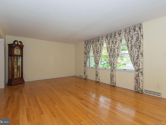 5th image of 2812 College View Dr