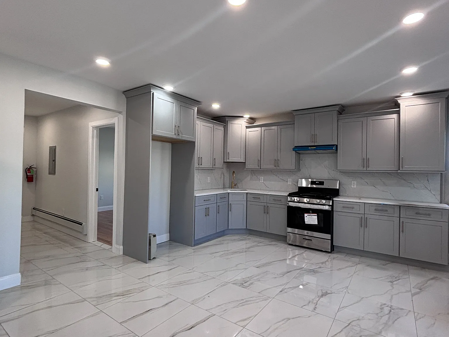 4 bed, 1000 sqft, $3,000 — Photo 2