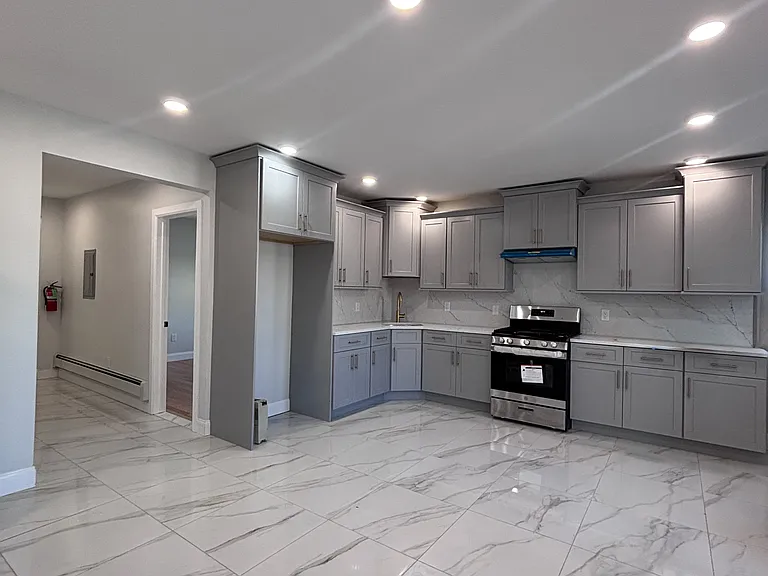 546-550 E 25th St #2 — Photo 2
