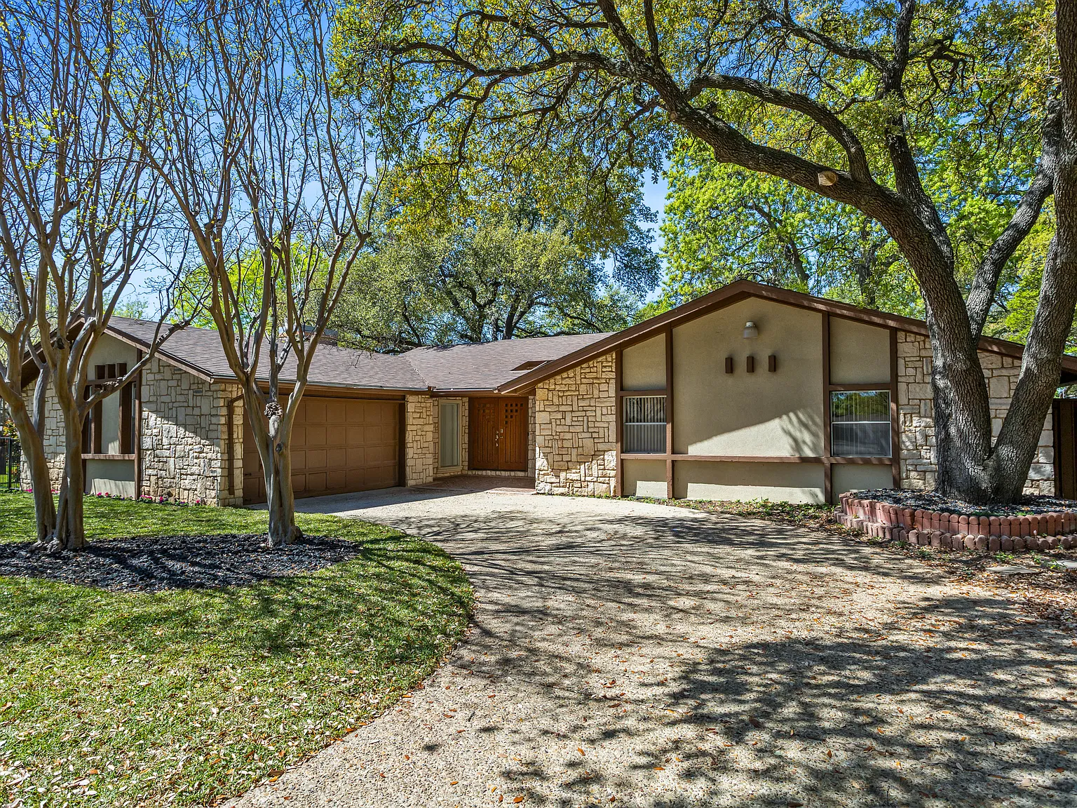 3 bed, 3.5 bath, 1976 sqft, $3,250 — Photo 1