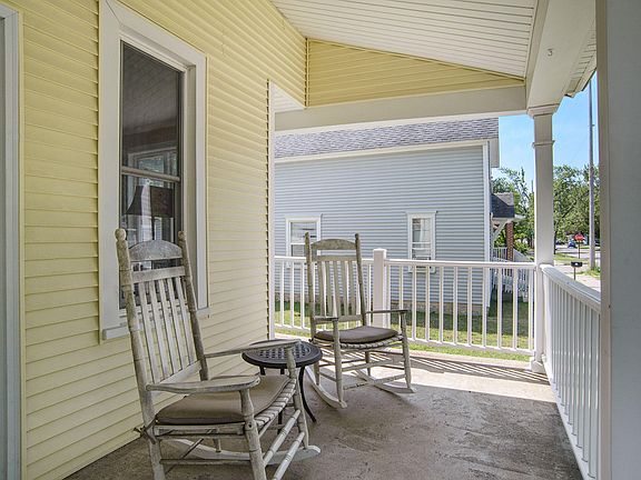 4th image of 399 College Ave