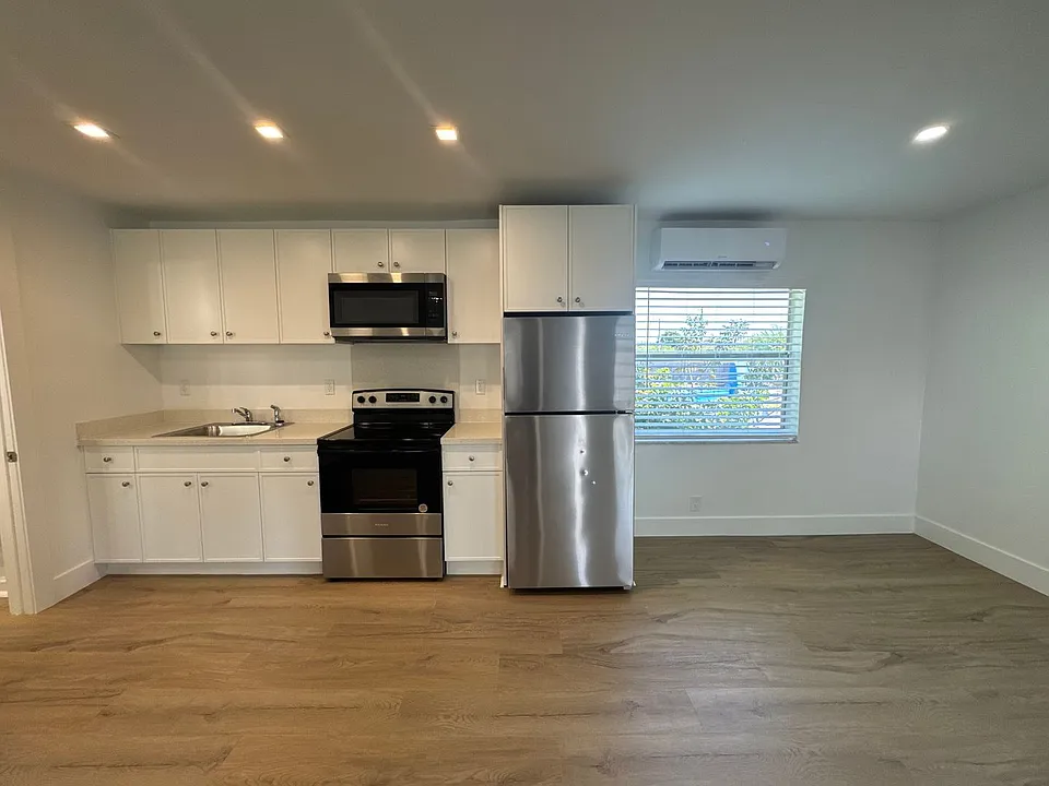 1409-1413 N Dixie Highway | 899 #1041-1045