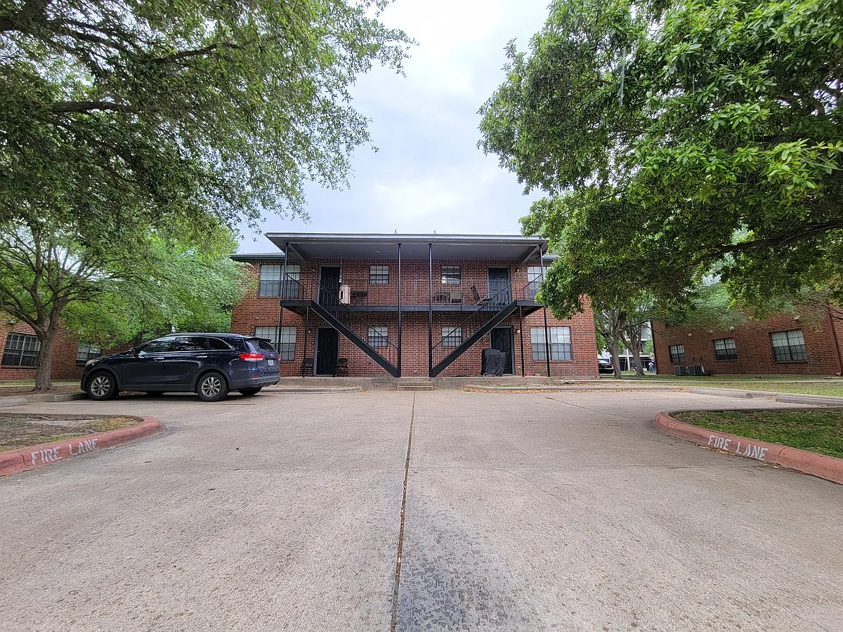 Building Photo - 1808A Woodsman Dr