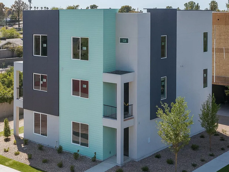 2601 E Clarendon Ave #3