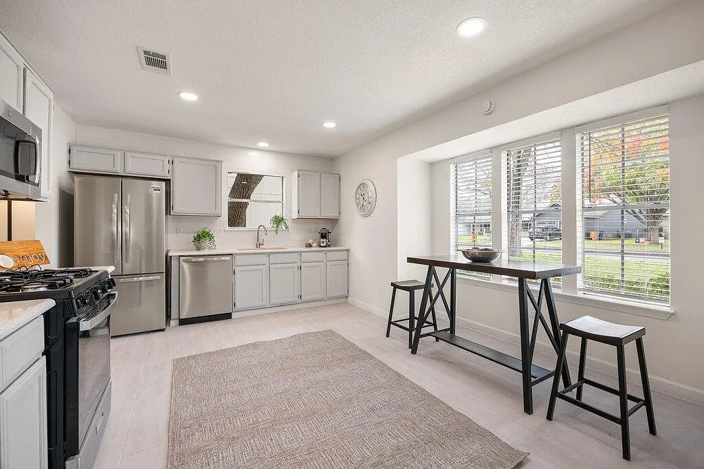 3 bed, 2.0 bath, 1423 sqft, $3,000 — Photo 3