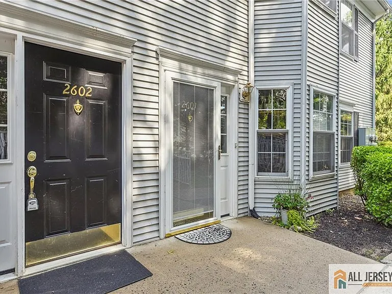 2602 Cypress Ln — Photo 2