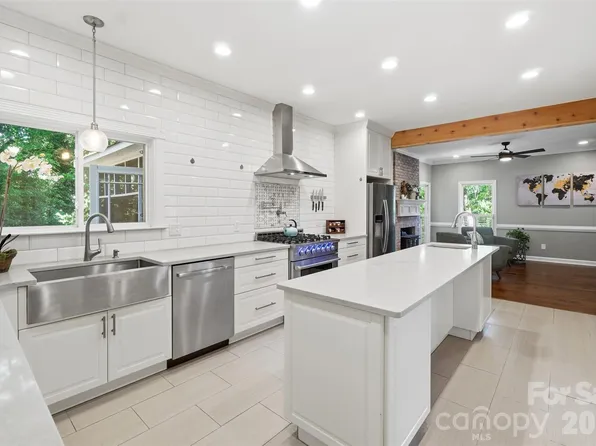 1112 Long Paw Ln, Charlotte, NC 28214