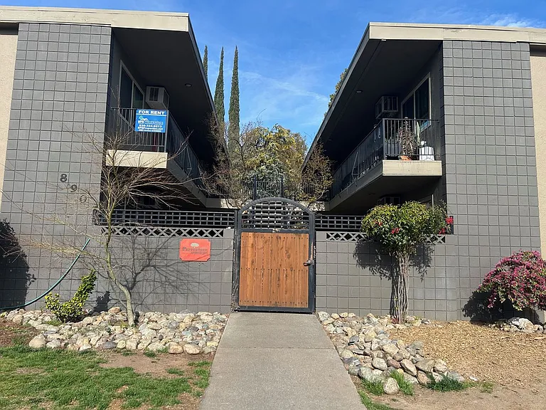 890 E 9th St — Photo 10