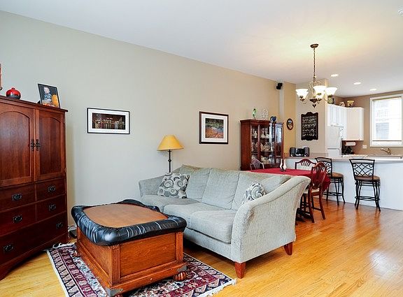 3rd image of 1811 W Winnemac Ave Unit E