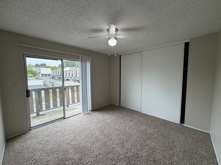 Sharis Apartments — Photo 16