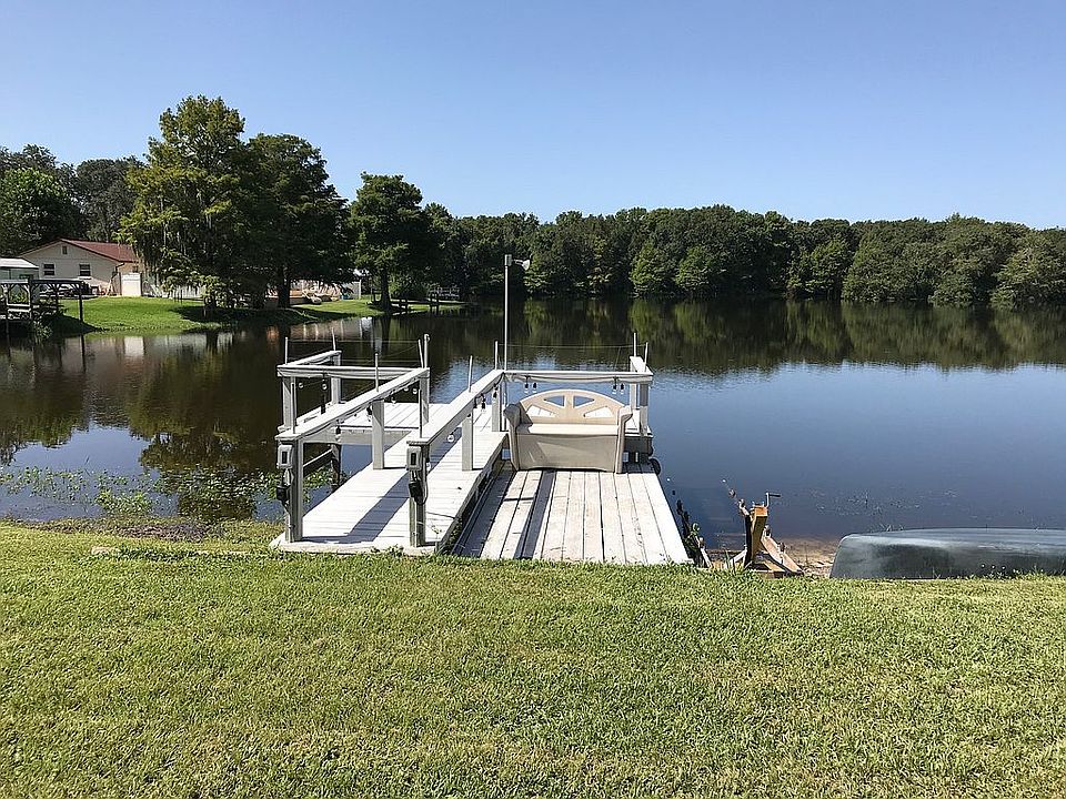 Leads to Lake Henderson