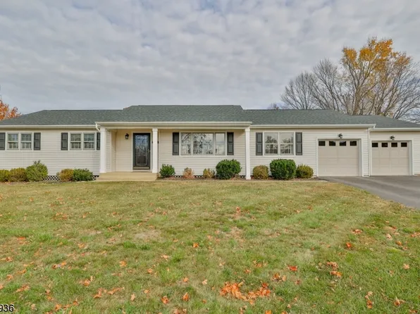 7 Joanna Way, Lopatcong Twp., NJ 08865