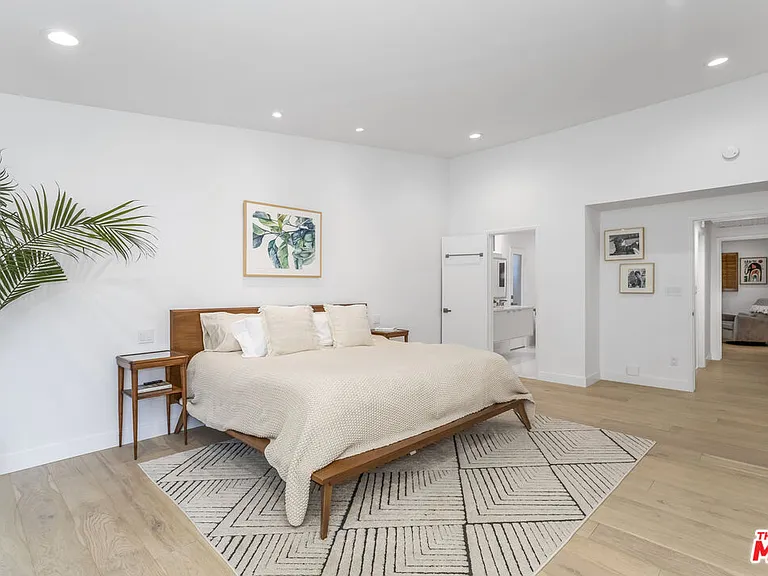 23826 Burbank Blvd — Photo 12