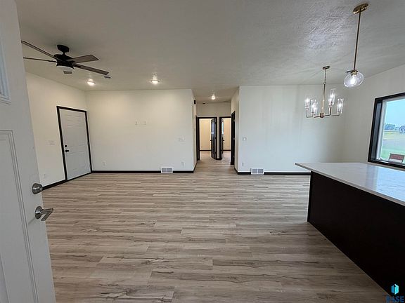 3rd image of 629 Foxtail Dr
