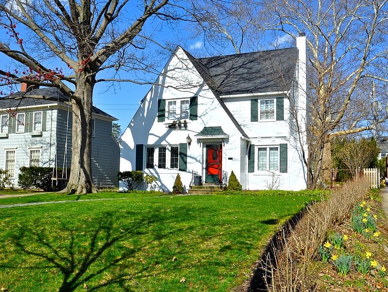 Beautiful oak and great lawn.