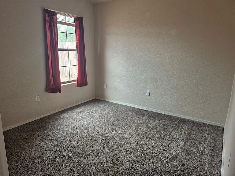 348 Yellowstone — Photo 2
